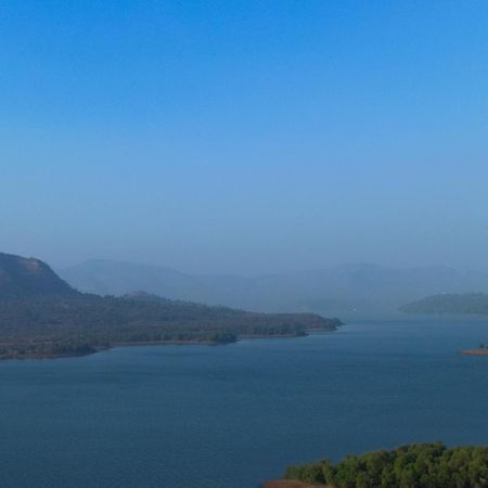 Ekam Lake House By Stayvista With Mountain & Lake Views, Outdoor Jacuzzi, Sauna, Modern Amenities & Kitchen Garden Pune Exteriör bild