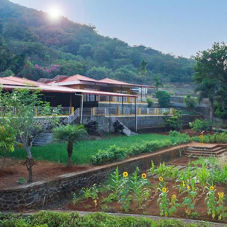 Ekam Lake House By Stayvista With Mountain & Lake Views, Outdoor Jacuzzi, Sauna, Modern Amenities & Kitchen Garden Pune Exteriör bild