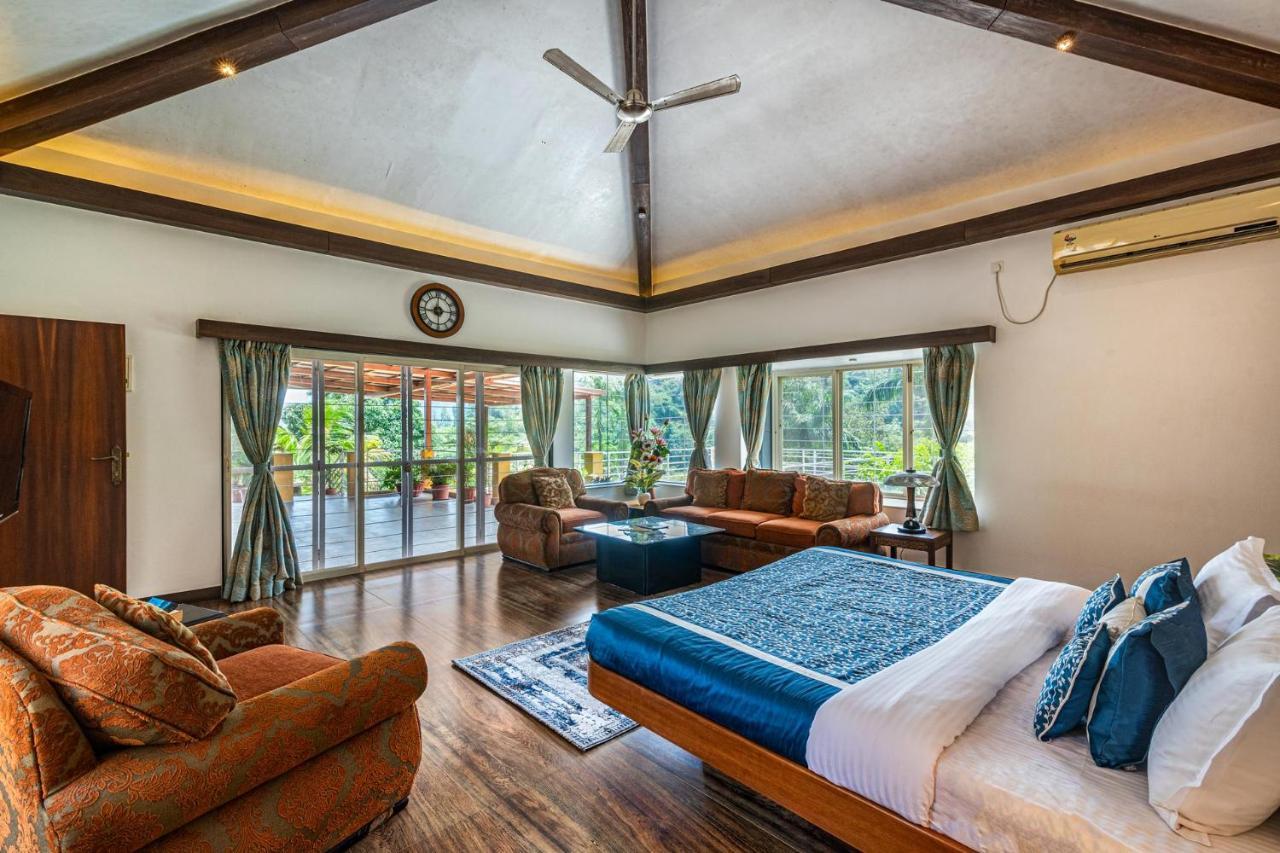 Ekam Lake House By Stayvista With Mountain & Lake Views, Outdoor Jacuzzi, Sauna, Modern Amenities & Kitchen Garden Pune Exteriör bild