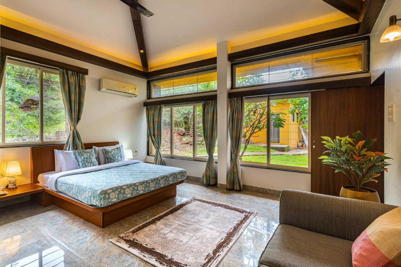 Ekam Lake House By Stayvista With Mountain & Lake Views, Outdoor Jacuzzi, Sauna, Modern Amenities & Kitchen Garden Pune Exteriör bild