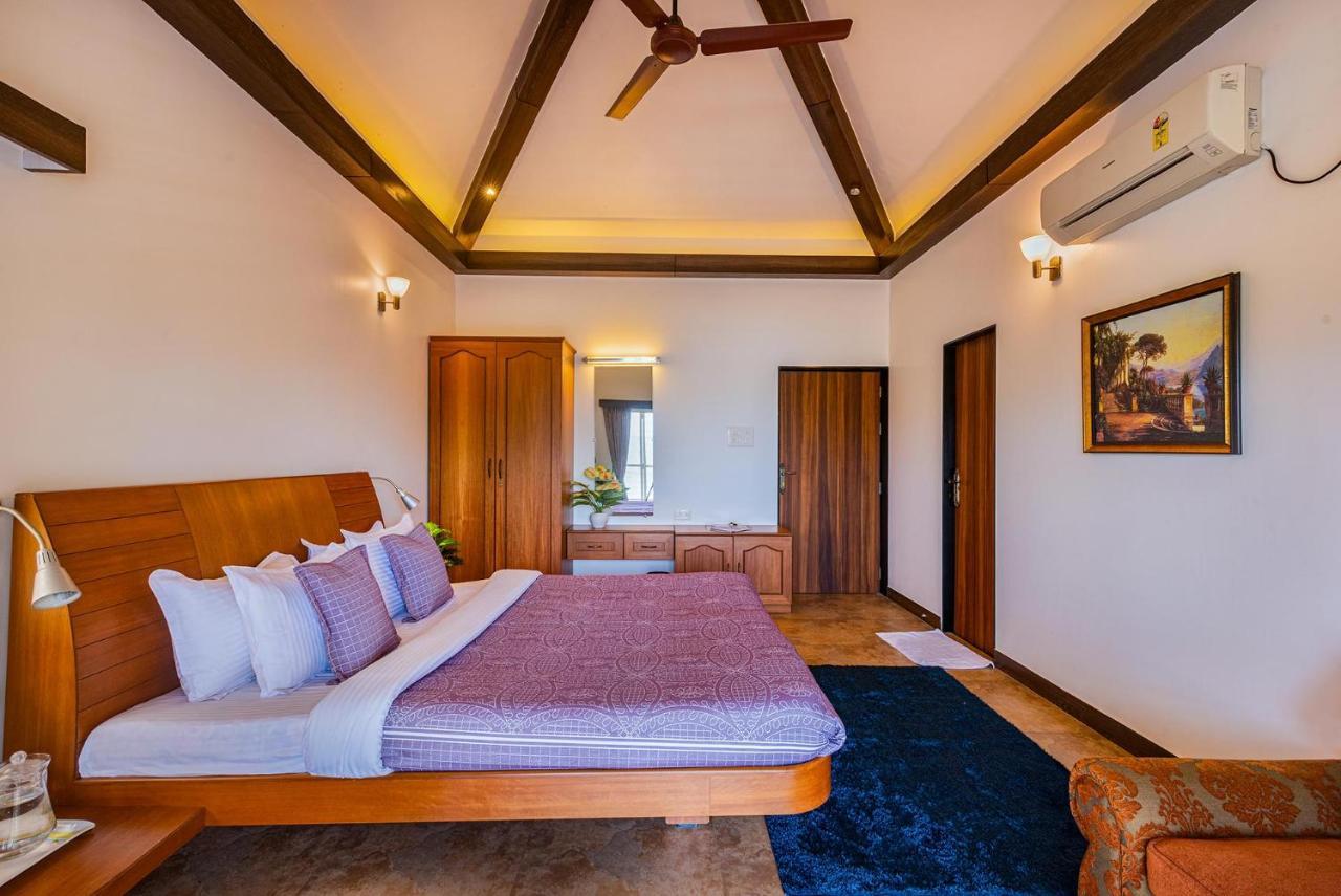 Ekam Lake House By Stayvista With Mountain & Lake Views, Outdoor Jacuzzi, Sauna, Modern Amenities & Kitchen Garden Pune Exteriör bild