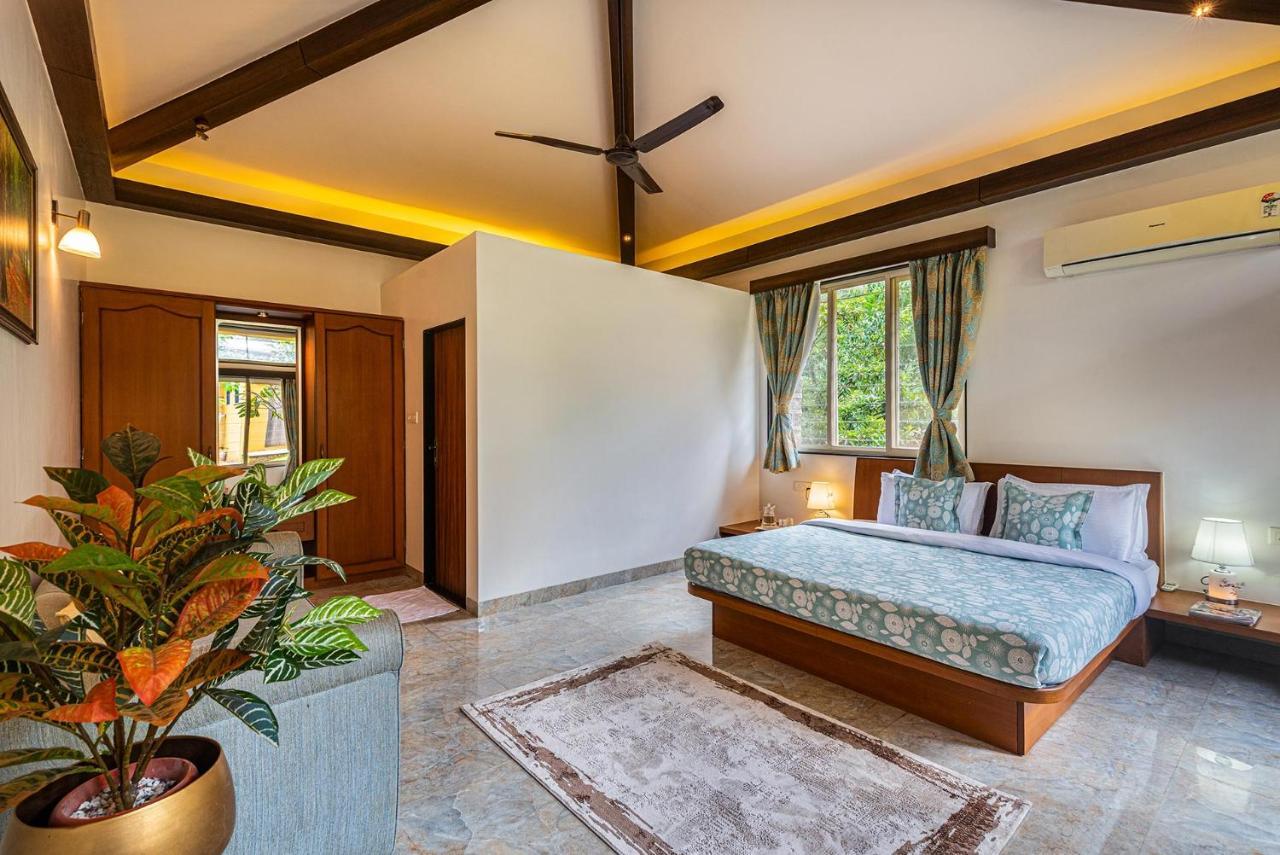Ekam Lake House By Stayvista With Mountain & Lake Views, Outdoor Jacuzzi, Sauna, Modern Amenities & Kitchen Garden Pune Exteriör bild