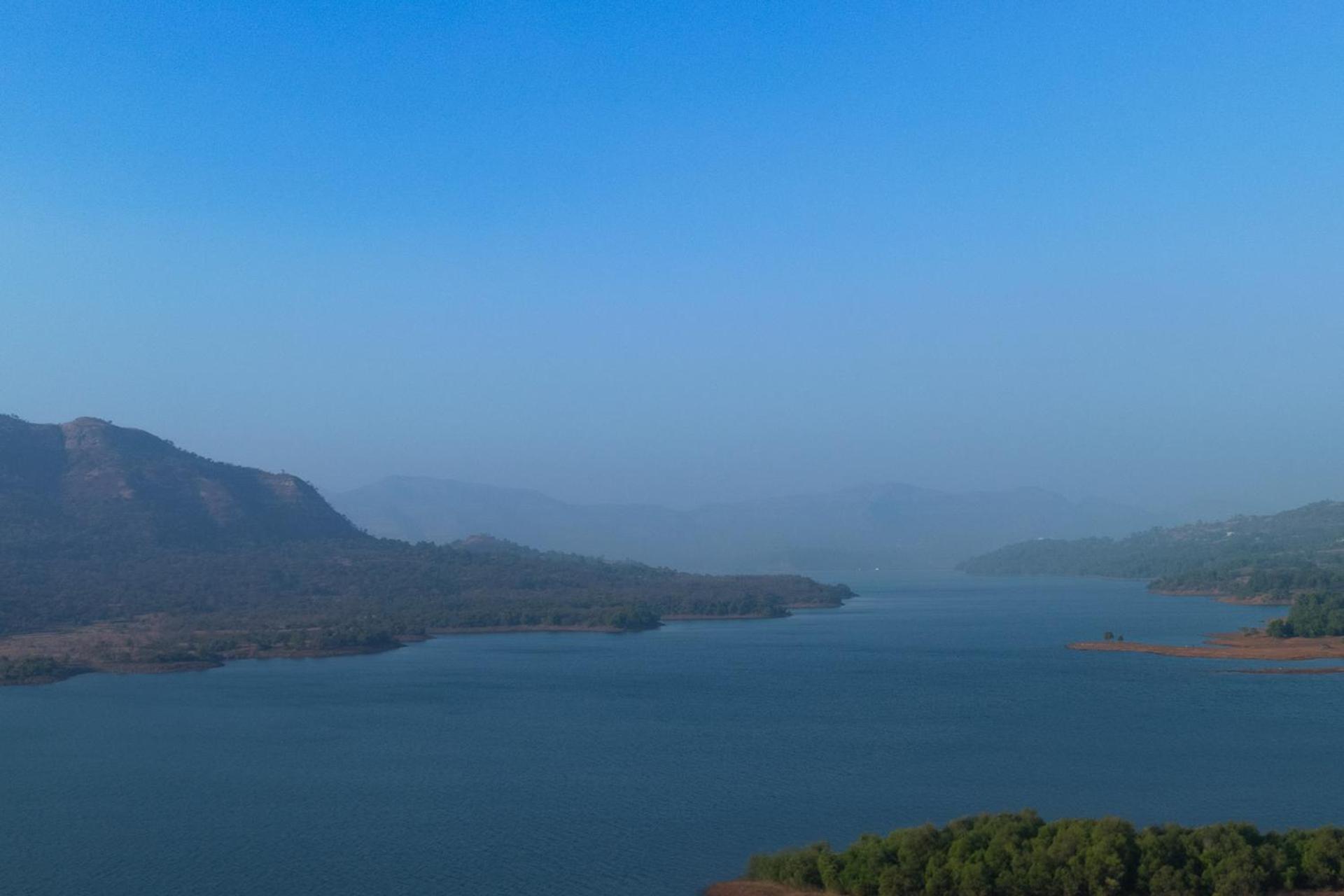 Ekam Lake House By Stayvista With Mountain & Lake Views, Outdoor Jacuzzi, Sauna, Modern Amenities & Kitchen Garden Pune Exteriör bild