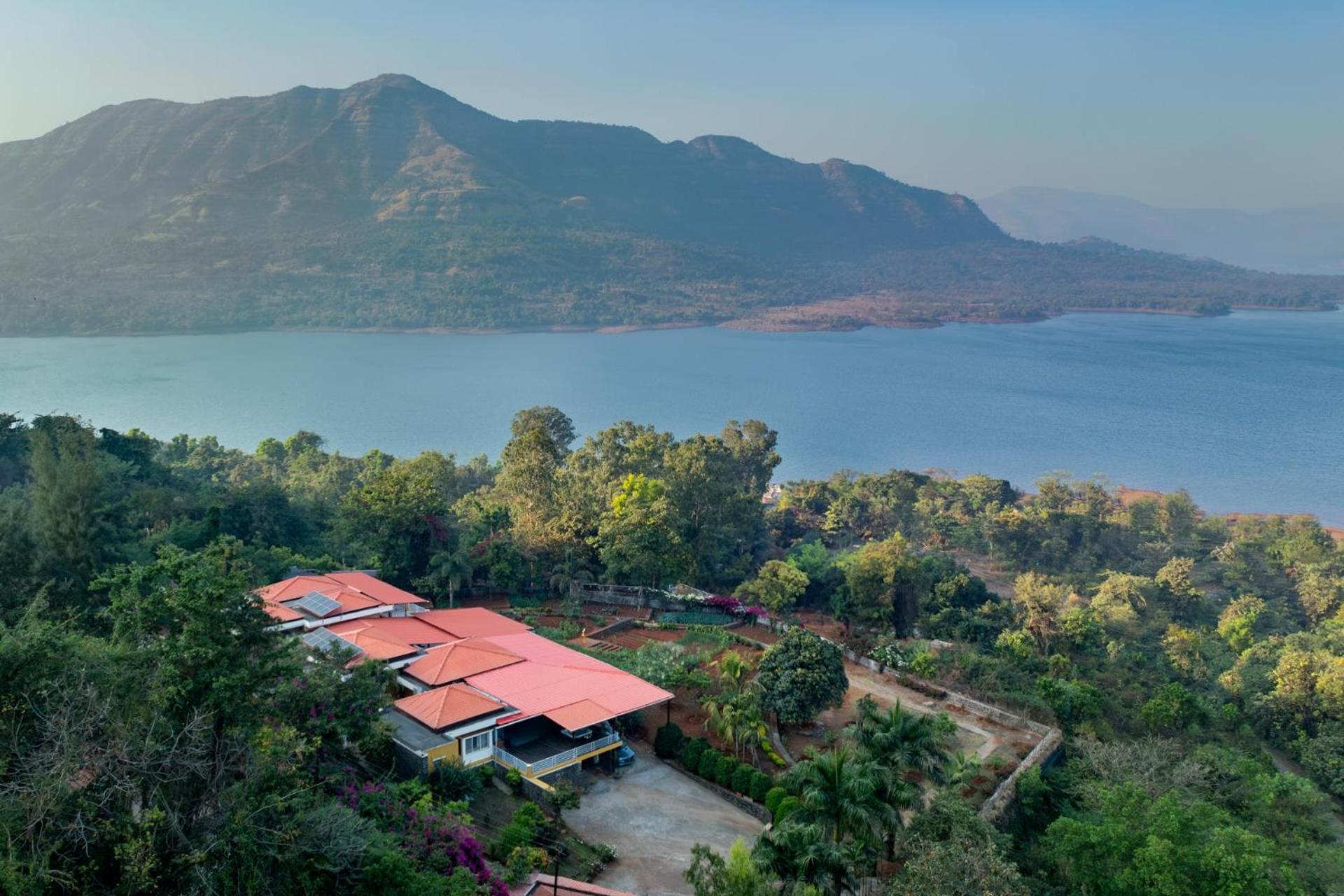 Ekam Lake House By Stayvista With Mountain & Lake Views, Outdoor Jacuzzi, Sauna, Modern Amenities & Kitchen Garden Pune Exteriör bild