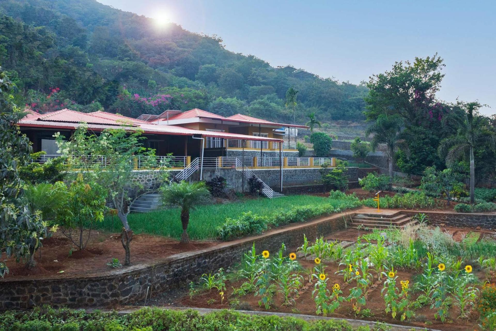 Ekam Lake House By Stayvista With Mountain & Lake Views, Outdoor Jacuzzi, Sauna, Modern Amenities & Kitchen Garden Pune Exteriör bild