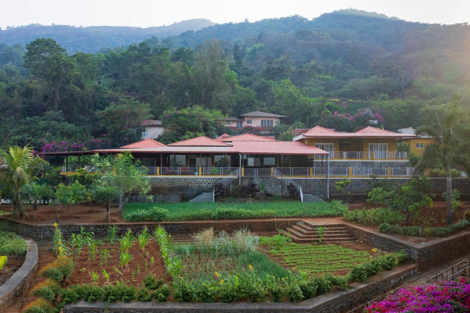Ekam Lake House By Stayvista With Mountain & Lake Views, Outdoor Jacuzzi, Sauna, Modern Amenities & Kitchen Garden Pune Exteriör bild